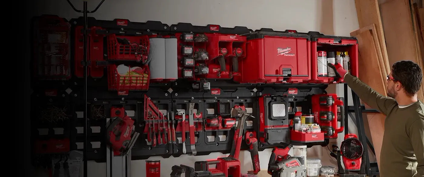 Milwaukee PACKOUT opbergsysteem aan een werkplaatswand